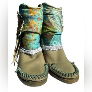 Karma Of Charme Green/Blue Leather Boho/Moccasin Boots with Accents Size 36.
